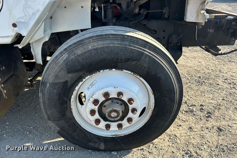 image for item EJ4926 1995 International 4900 Crew Cab flatbed truck