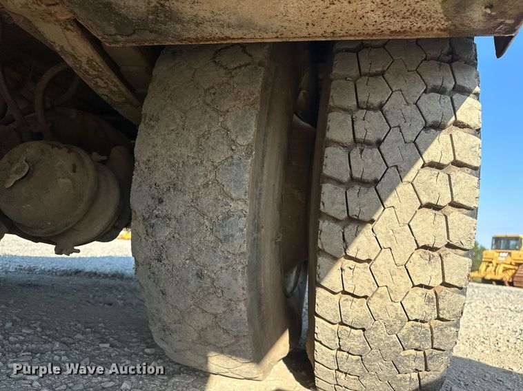 image for item EJ4926 1995 International 4900 Crew Cab flatbed truck