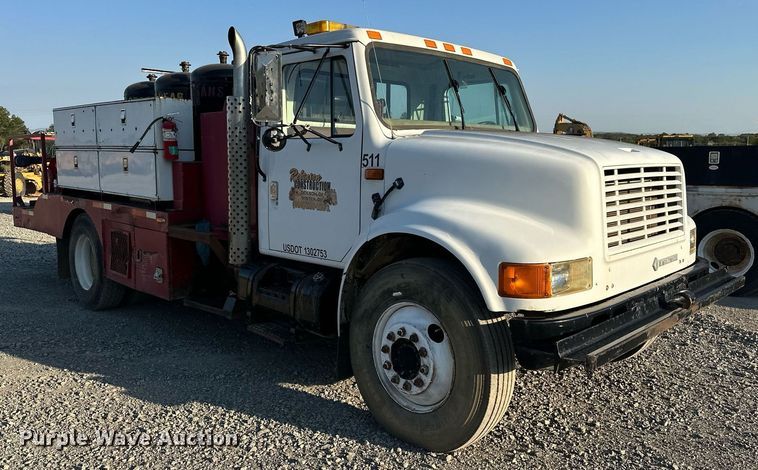 image for item EJ4927 1996 International  4700 4X2 fuel / lube truck