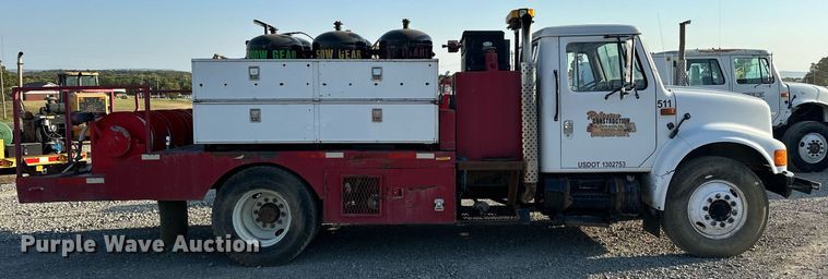 image for item EJ4927 1996 International  4700 4X2 fuel / lube truck