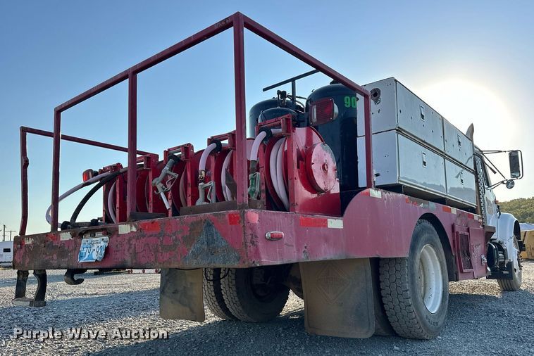 image for item EJ4927 1996 International  4700 4X2 fuel / lube truck