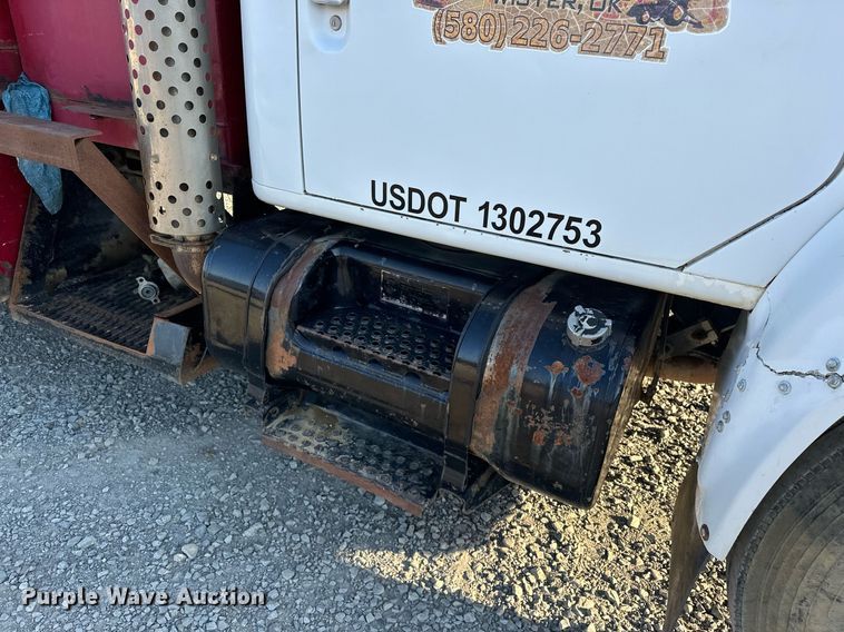 image for item EJ4927 1996 International  4700 4X2 fuel / lube truck