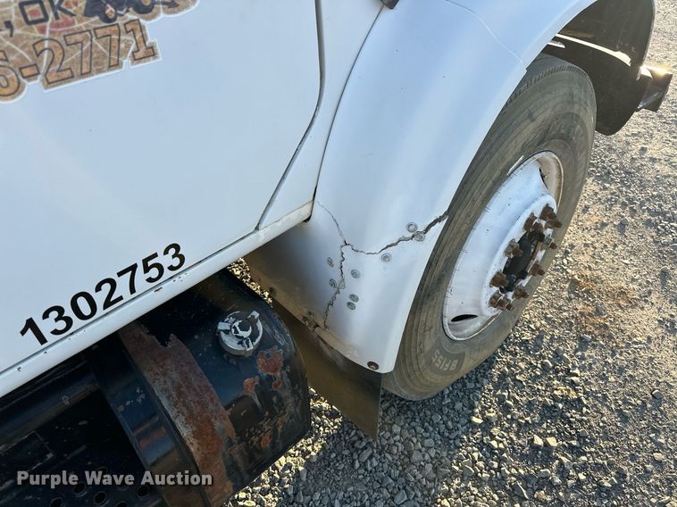 image for item EJ4927 1996 International  4700 4X2 fuel / lube truck