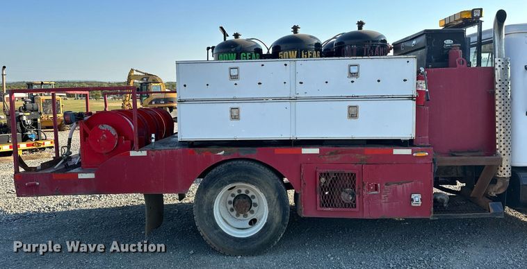 image for item EJ4927 1996 International  4700 4X2 fuel / lube truck