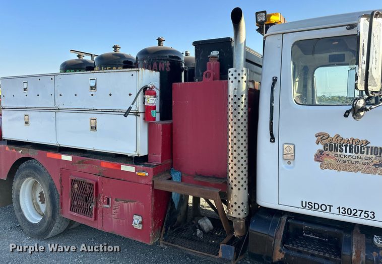 image for item EJ4927 1996 International  4700 4X2 fuel / lube truck