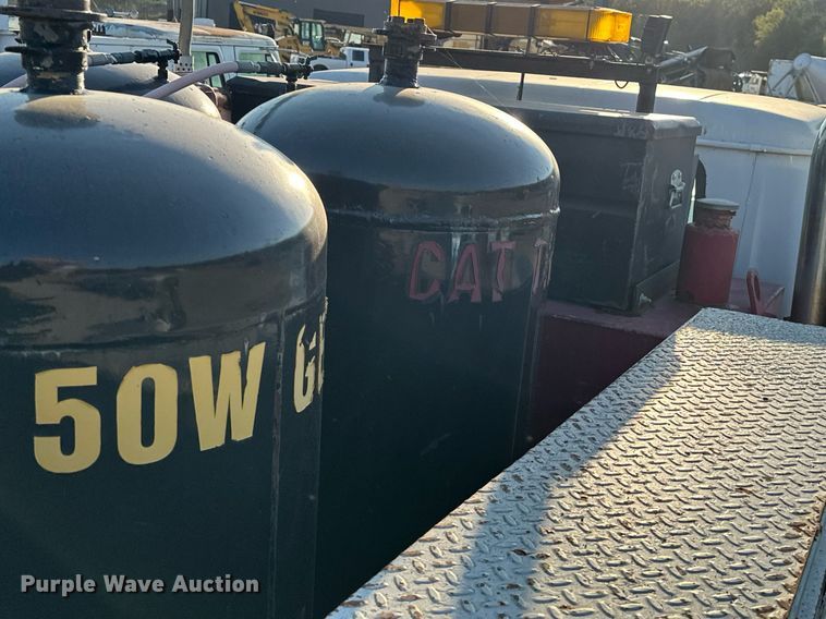 image for item EJ4927 1996 International  4700 4X2 fuel / lube truck