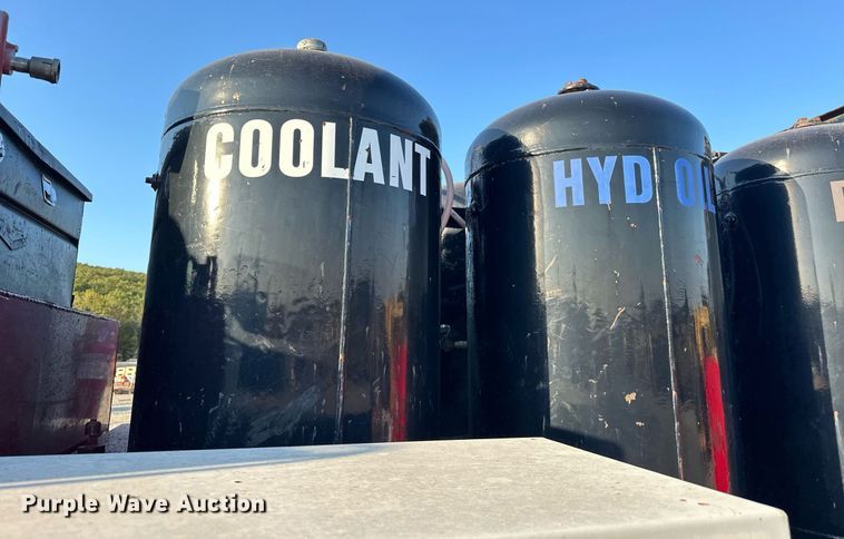 image for item EJ4927 1996 International  4700 4X2 fuel / lube truck