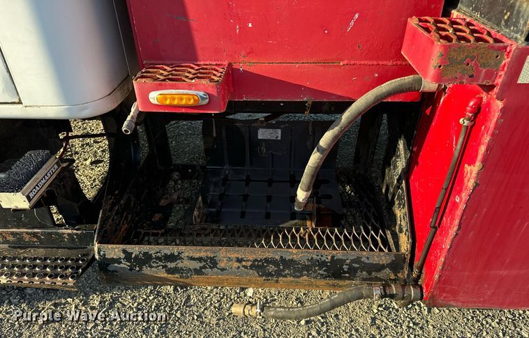 image for item EJ4927 1996 International  4700 4X2 fuel / lube truck