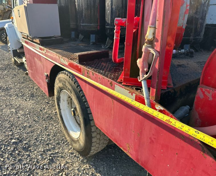 image for item EJ4927 1996 International  4700 4X2 fuel / lube truck