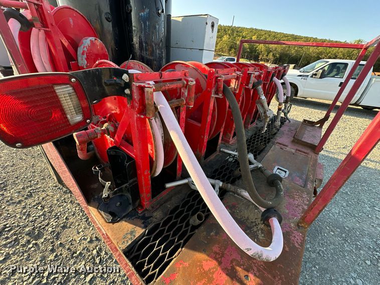 image for item EJ4927 1996 International  4700 4X2 fuel / lube truck