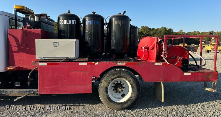 image for item EJ4927 1996 International  4700 4X2 fuel / lube truck