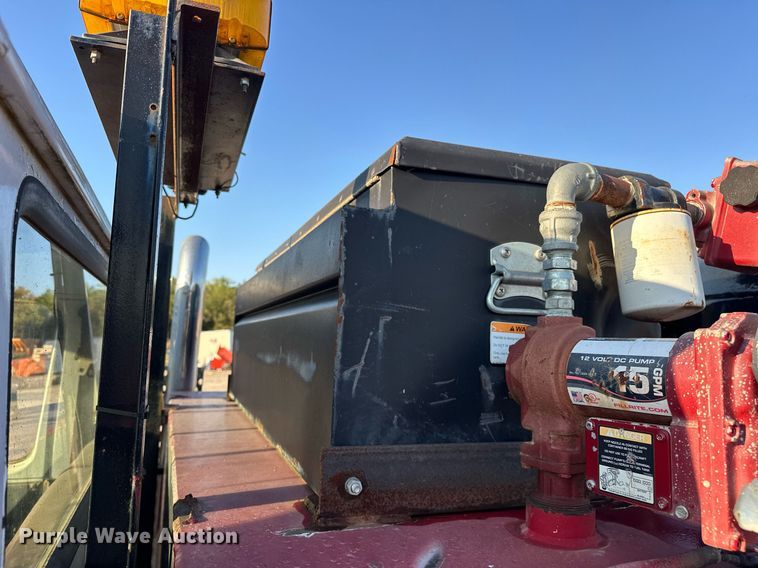 image for item EJ4927 1996 International  4700 4X2 fuel / lube truck