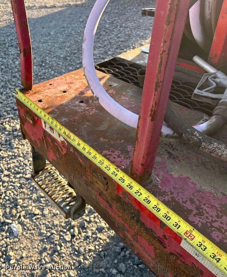 image for item EJ4927 1996 International  4700 4X2 fuel / lube truck