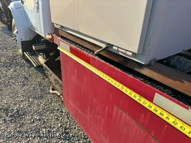 image for item EJ4927 1996 International  4700 4X2 fuel / lube truck