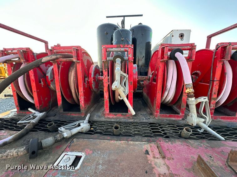 image for item EJ4927 1996 International  4700 4X2 fuel / lube truck