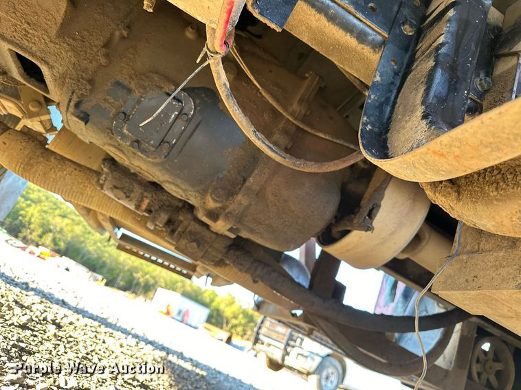 image for item EJ4927 1996 International  4700 4X2 fuel / lube truck