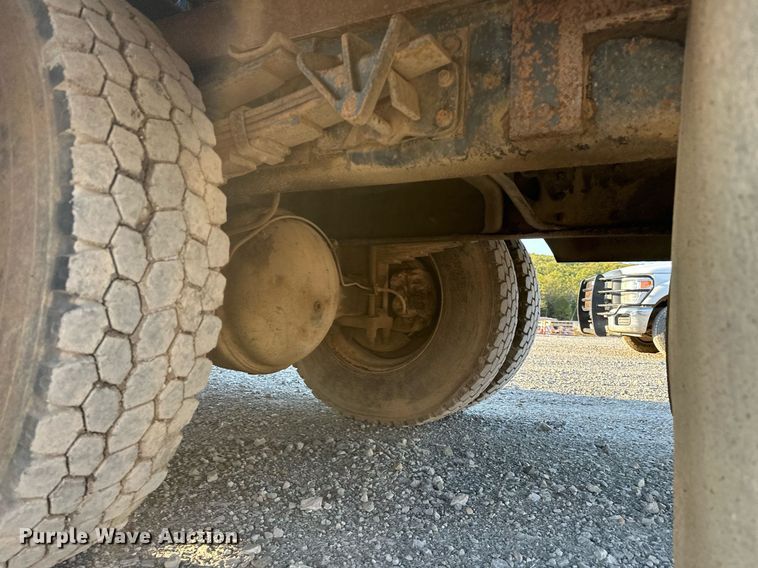 image for item EJ4927 1996 International  4700 4X2 fuel / lube truck