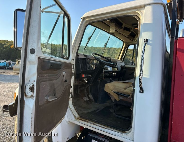 image for item EJ4927 1996 International  4700 4X2 fuel / lube truck