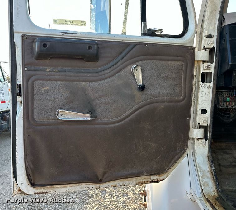 image for item EJ4927 1996 International  4700 4X2 fuel / lube truck