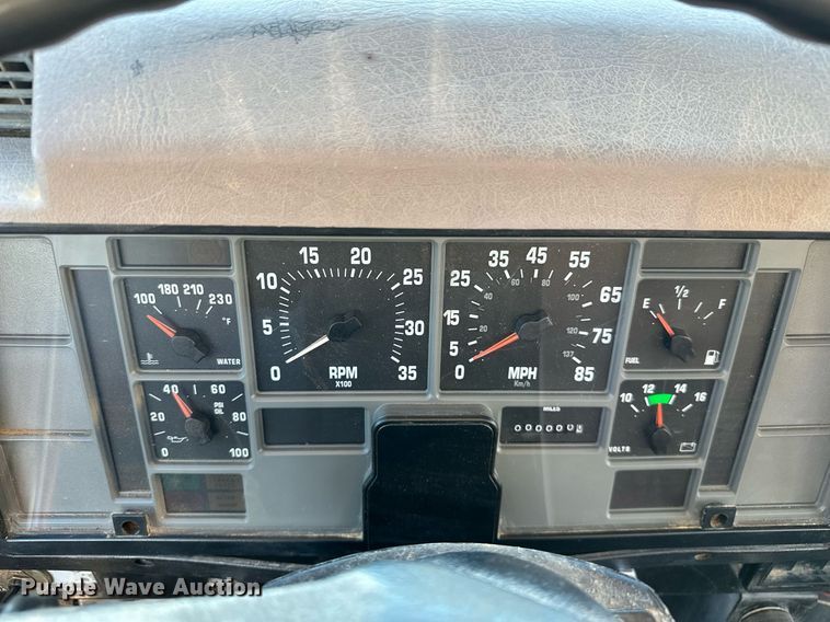 image for item EJ4927 1996 International  4700 4X2 fuel / lube truck