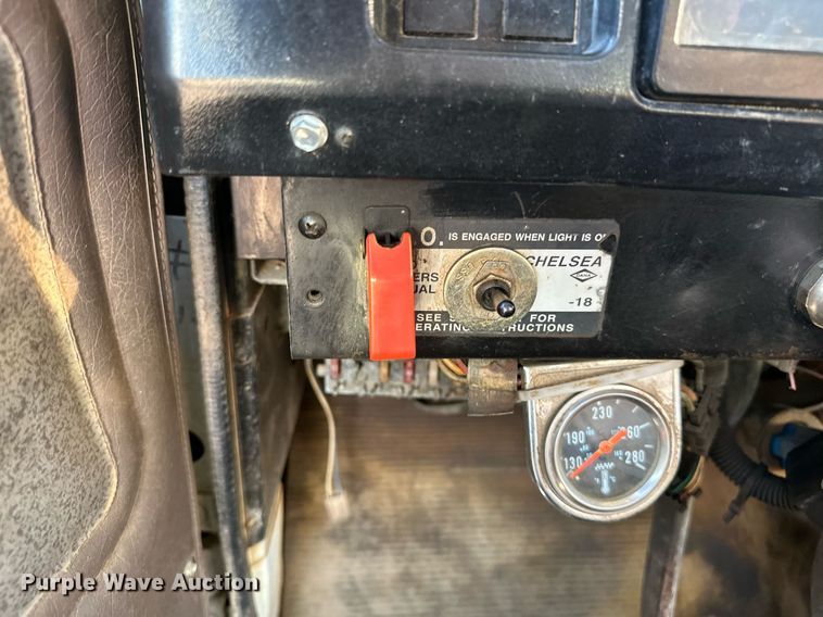 image for item EJ4927 1996 International  4700 4X2 fuel / lube truck