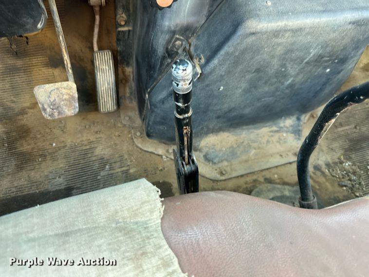 image for item EJ4927 1996 International  4700 4X2 fuel / lube truck