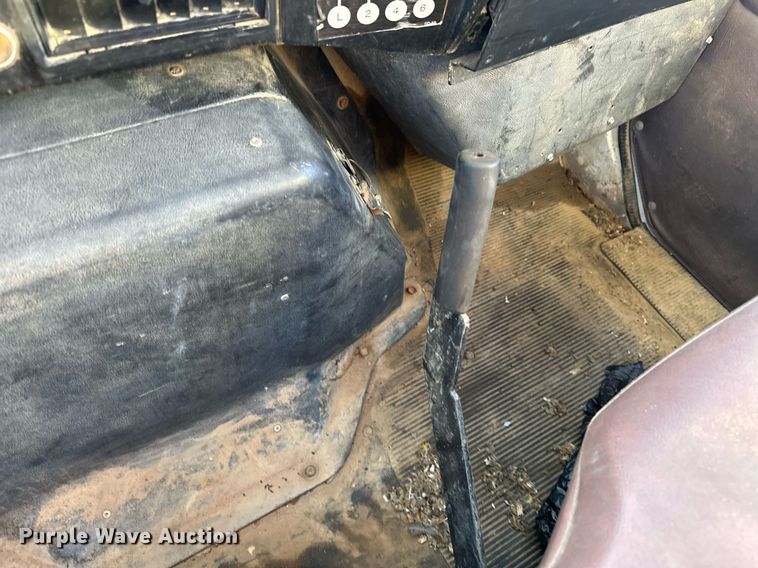 image for item EJ4927 1996 International  4700 4X2 fuel / lube truck