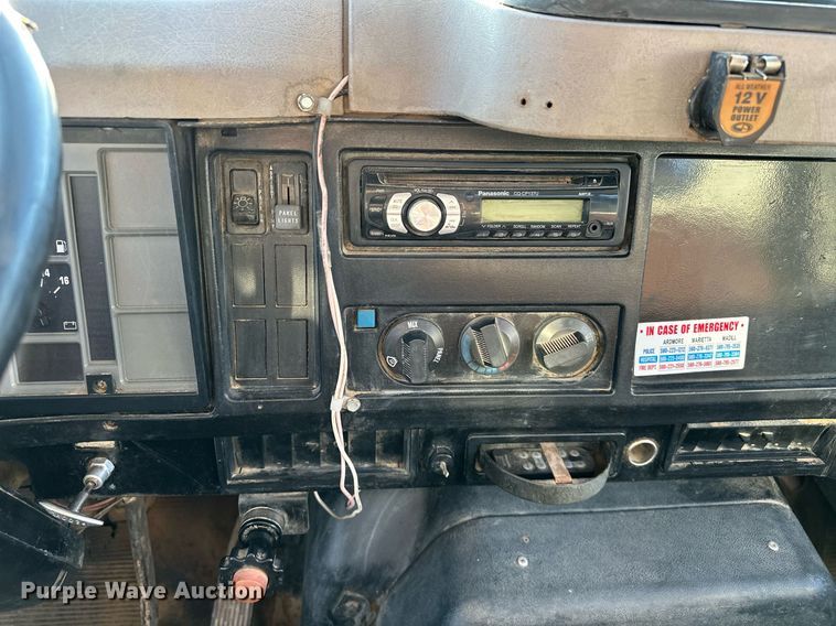 image for item EJ4927 1996 International  4700 4X2 fuel / lube truck