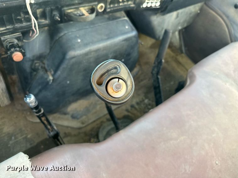 image for item EJ4927 1996 International  4700 4X2 fuel / lube truck