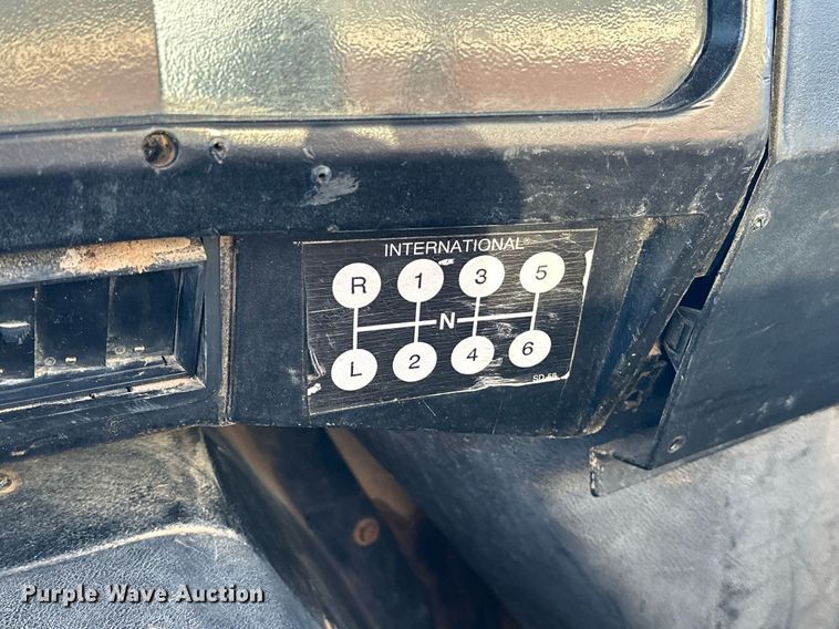 image for item EJ4927 1996 International  4700 4X2 fuel / lube truck