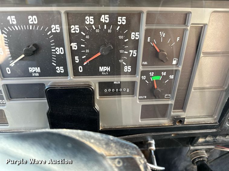 image for item EJ4927 1996 International  4700 4X2 fuel / lube truck