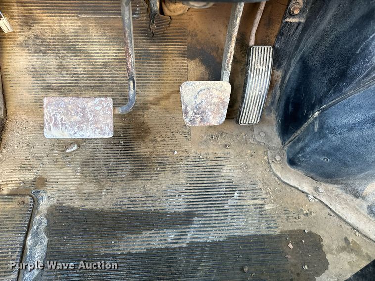 image for item EJ4927 1996 International  4700 4X2 fuel / lube truck