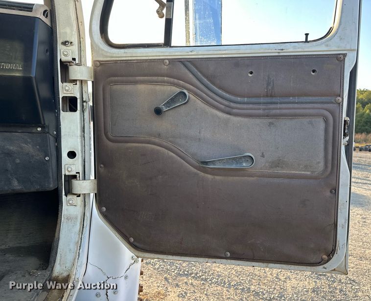 image for item EJ4927 1996 International  4700 4X2 fuel / lube truck