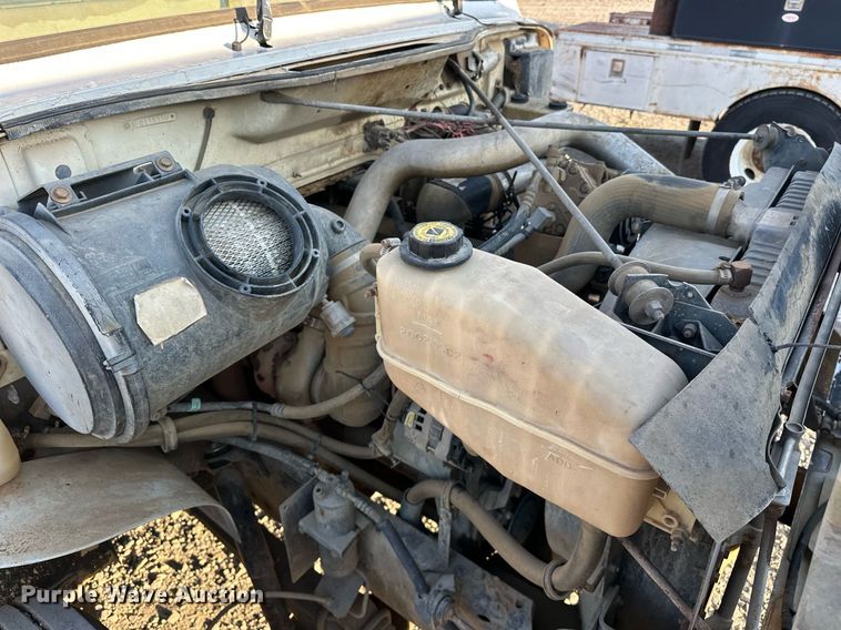 image for item EJ4927 1996 International  4700 4X2 fuel / lube truck