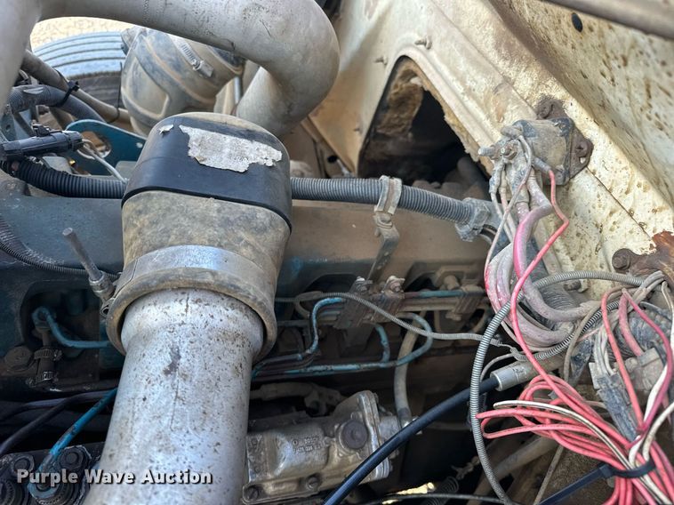 image for item EJ4927 1996 International  4700 4X2 fuel / lube truck