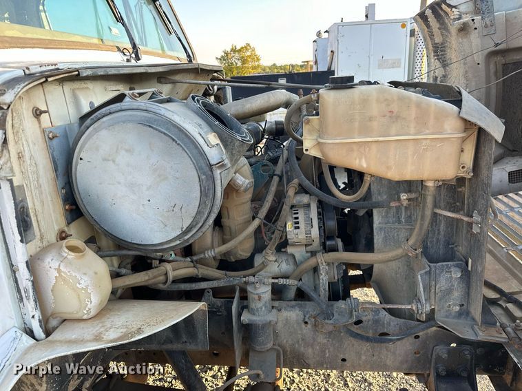 image for item EJ4927 1996 International  4700 4X2 fuel / lube truck