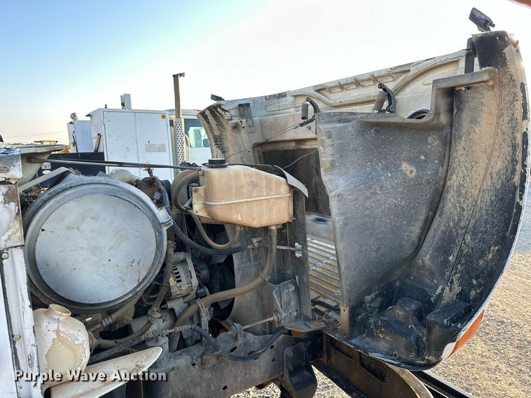 image for item EJ4927 1996 International  4700 4X2 fuel / lube truck