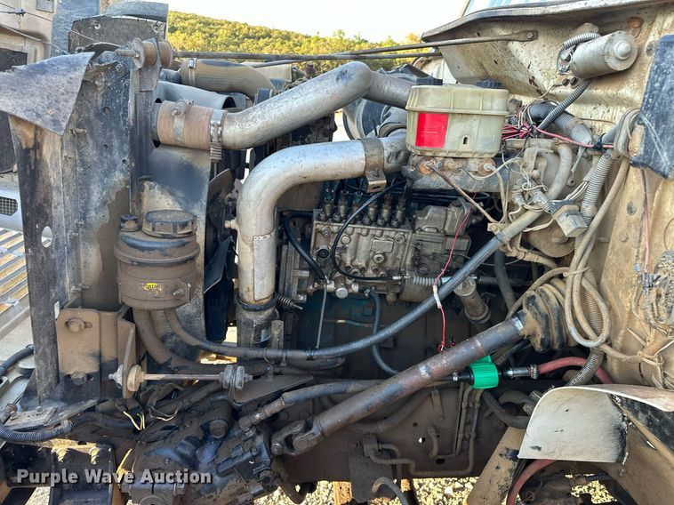 image for item EJ4927 1996 International  4700 4X2 fuel / lube truck