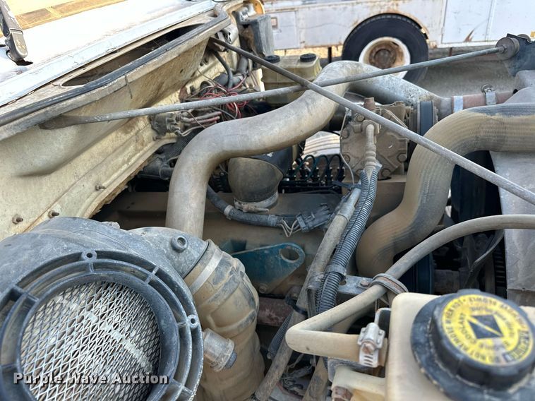 image for item EJ4927 1996 International  4700 4X2 fuel / lube truck