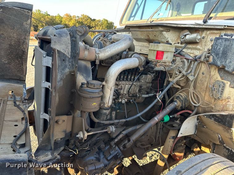 image for item EJ4927 1996 International  4700 4X2 fuel / lube truck