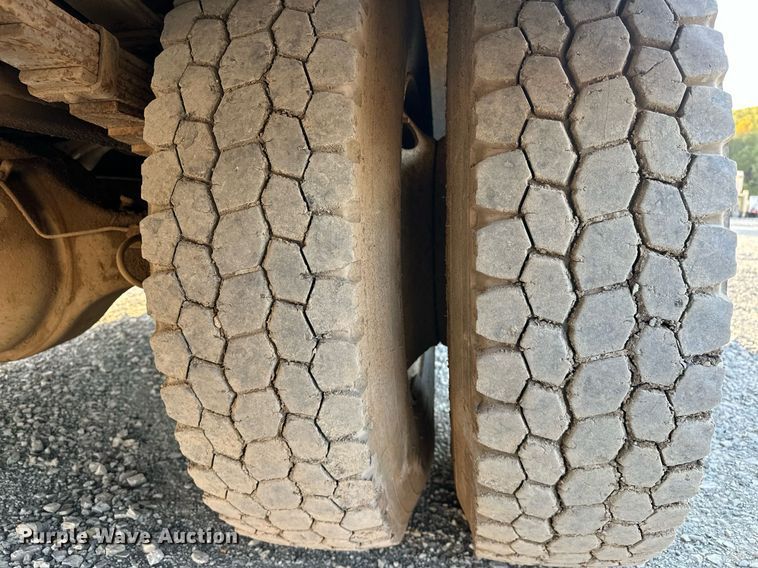 image for item EJ4927 1996 International  4700 4X2 fuel / lube truck