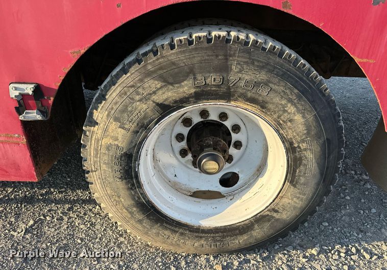 image for item EJ4927 1996 International  4700 4X2 fuel / lube truck