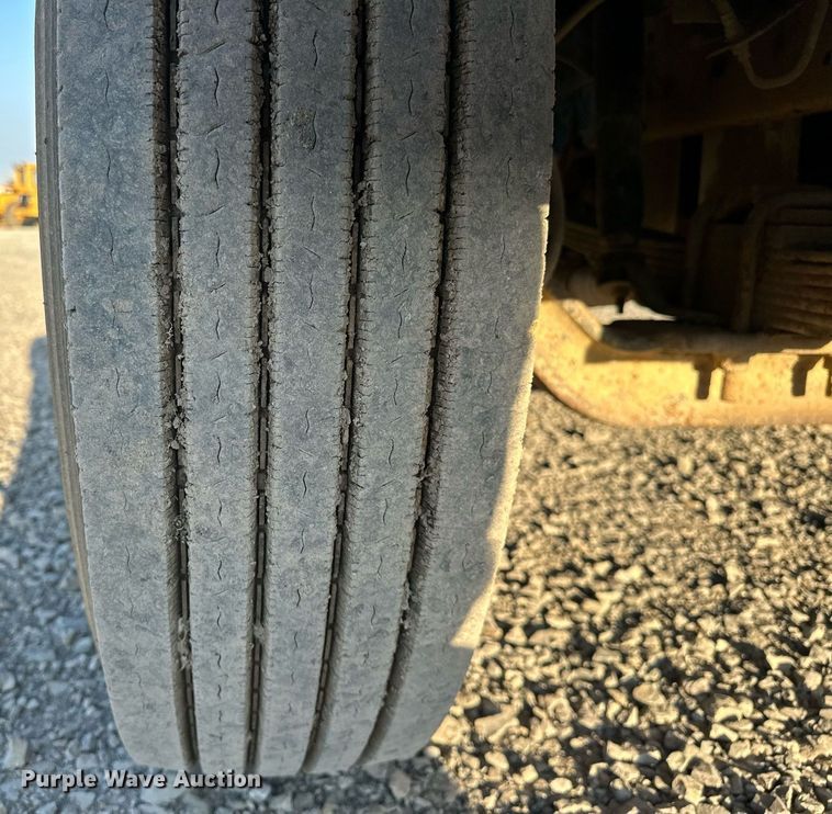 image for item EJ4927 1996 International  4700 4X2 fuel / lube truck