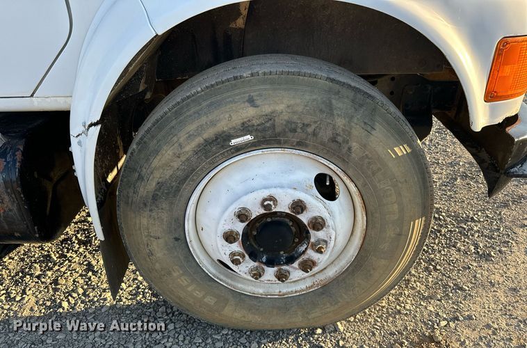 image for item EJ4927 1996 International  4700 4X2 fuel / lube truck