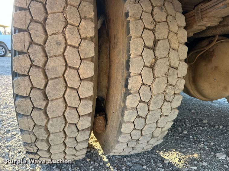 image for item EJ4927 1996 International  4700 4X2 fuel / lube truck