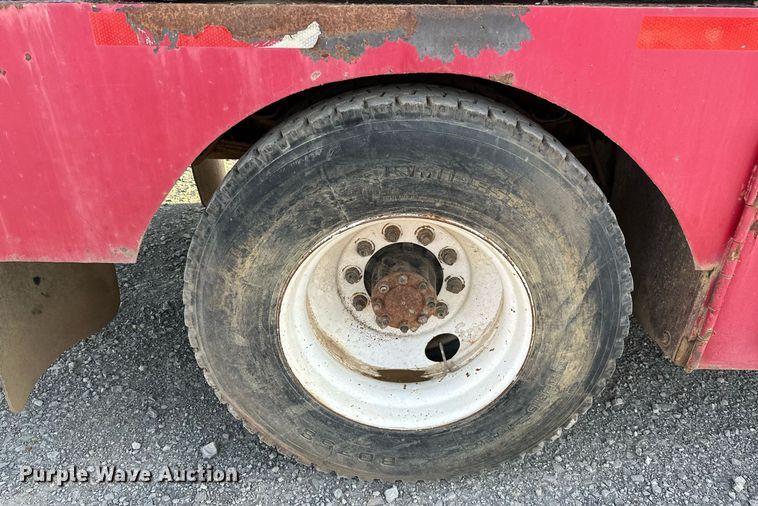 image for item EJ4927 1996 International  4700 4X2 fuel / lube truck