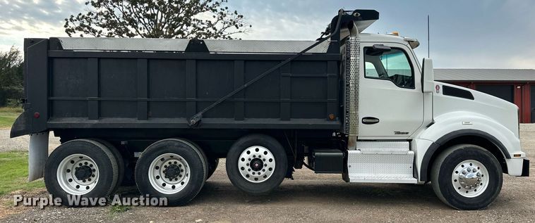 image for item EJ4933 2016 Kenworth  T880 dump truck