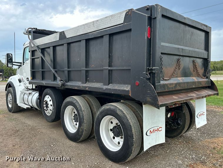 image for item EJ4933 2016 Kenworth  T880 dump truck