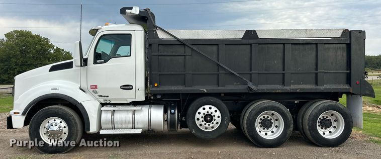 image for item EJ4933 2016 Kenworth  T880 dump truck