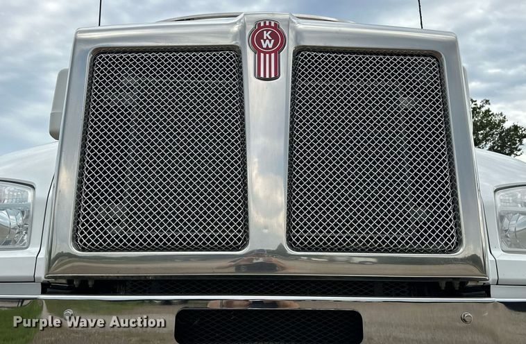 image for item EJ4933 2016 Kenworth  T880 dump truck